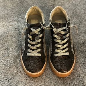 Dolce Vita size 7 black/silver sneakers